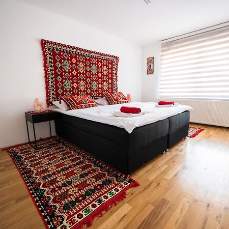 Bright 2Bdr Apartment In The Main Pedestrian Zone Sarajevo Bagian luar foto
