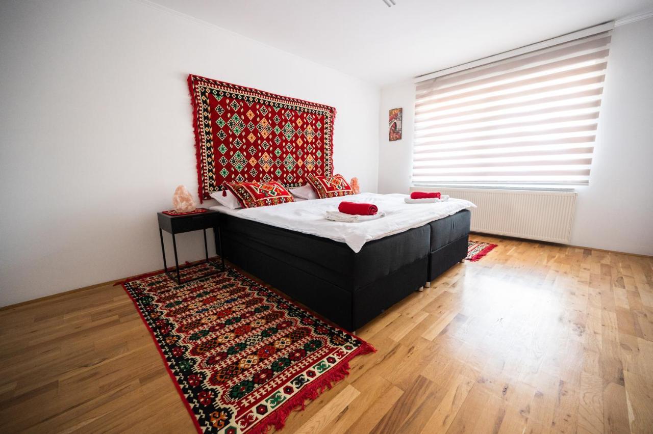 Bright 2Bdr Apartment In The Main Pedestrian Zone Sarajevo Bagian luar foto